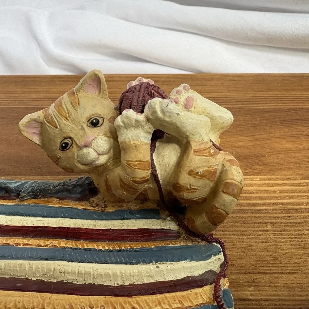 Vintage Figi Graphics 1996 Cats on Rug Figurine Removable Basket Resin